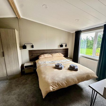 Cackle Hill Lakes, Heron Lodge Biddenden Екстериор снимка