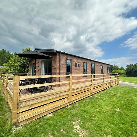 Cackle Hill Lakes, Heron Lodge Biddenden Екстериор снимка