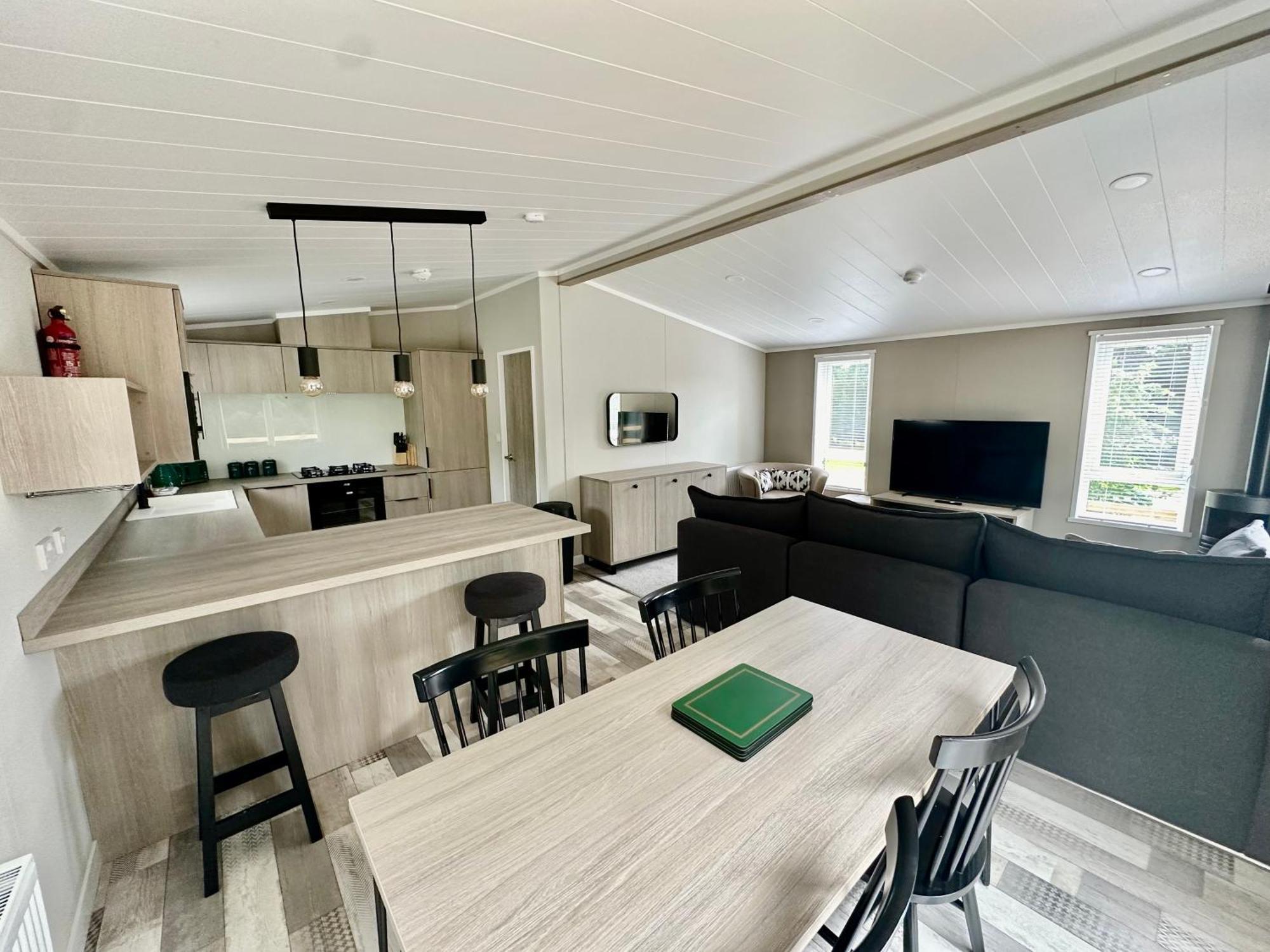 Cackle Hill Lakes, Heron Lodge Biddenden Екстериор снимка