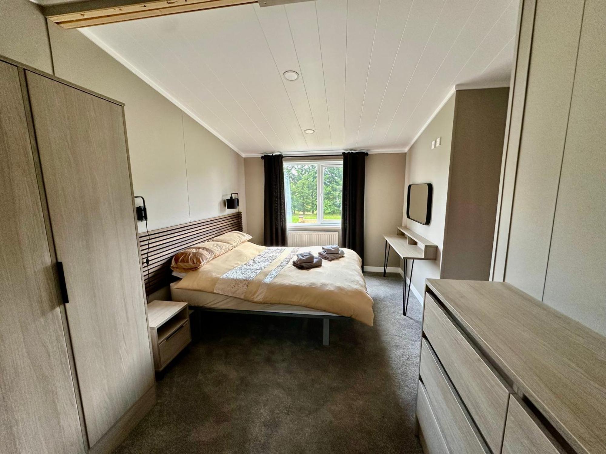 Cackle Hill Lakes, Heron Lodge Biddenden Екстериор снимка