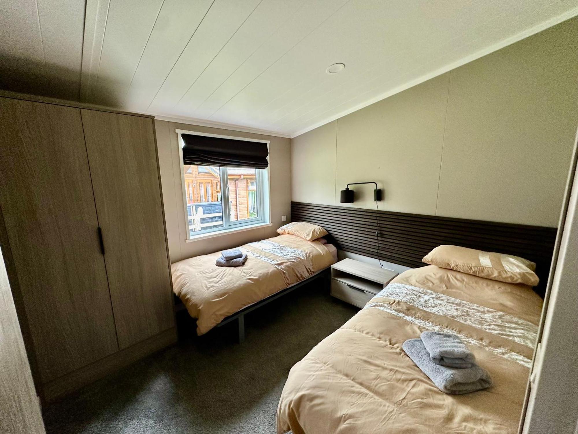 Cackle Hill Lakes, Heron Lodge Biddenden Екстериор снимка