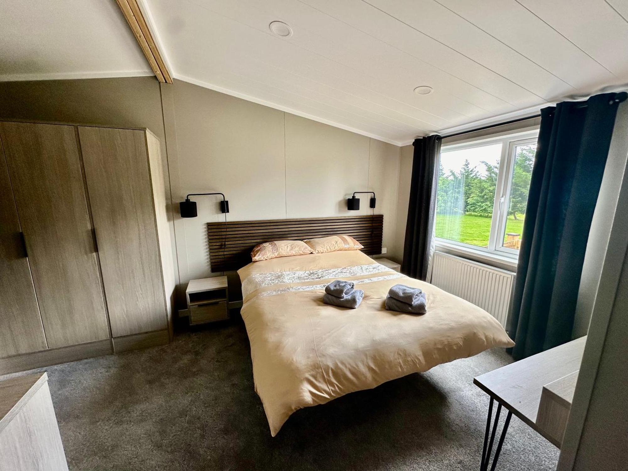 Cackle Hill Lakes, Heron Lodge Biddenden Екстериор снимка