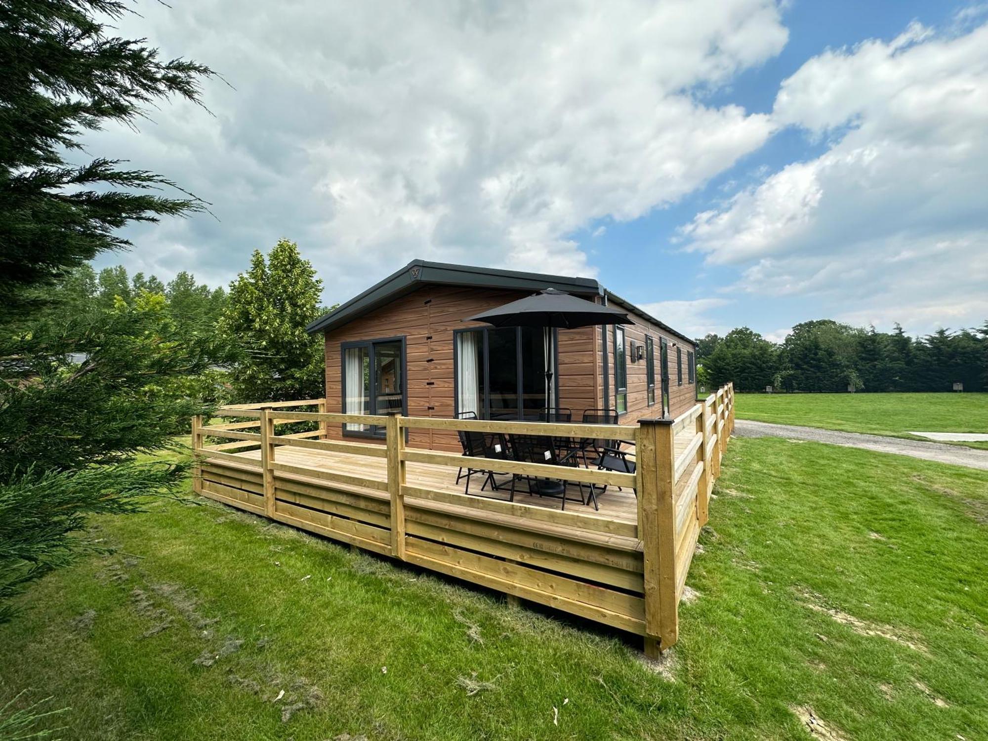Cackle Hill Lakes, Heron Lodge Biddenden Екстериор снимка