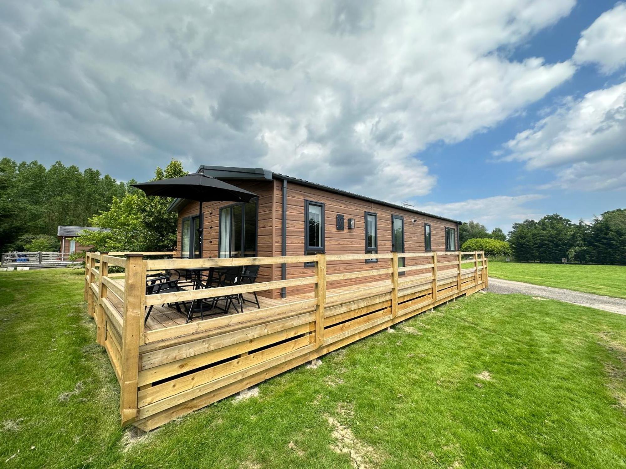 Cackle Hill Lakes, Heron Lodge Biddenden Екстериор снимка